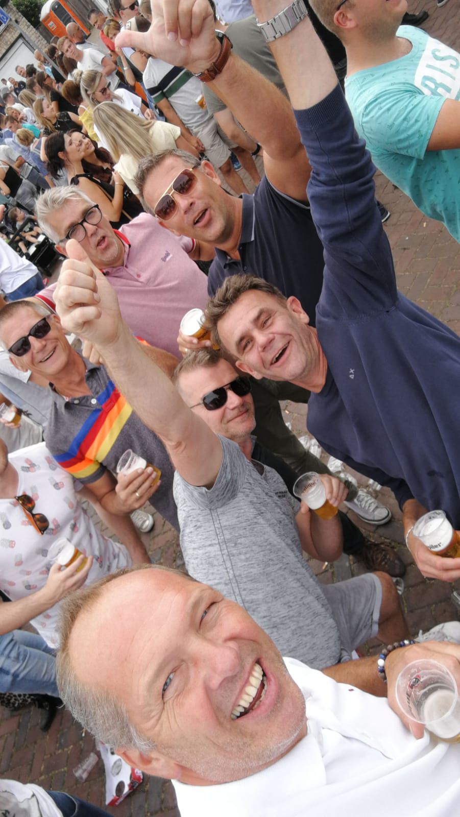 Sommige tradities zijn meer dan alleen een uitje – het zijn momenten die vriendschap definiëren. Eén daarvan is ons jaarlijkse bezoek aan De Draai van de Kaai. Samen de stad in, biertje in de hand, lachen, herinneringen maken en vooral genieten van het moment.

Op deze foto staan we daar weer met de hele groep. Nog compleet, met Eelco erbij. Zoals altijd: gezelligheid, sterke verhalen en het gevoel dat dit soort dagen nog eindeloos door zouden gaan.

Juist daarom zijn deze herinneringen zo waardevol. Ze laten zien waar vriendschap echt om draait: samen zijn, genieten en het leven vieren. Precies zoals Eelco het altijd zei:

“Leef het leven.” 💙