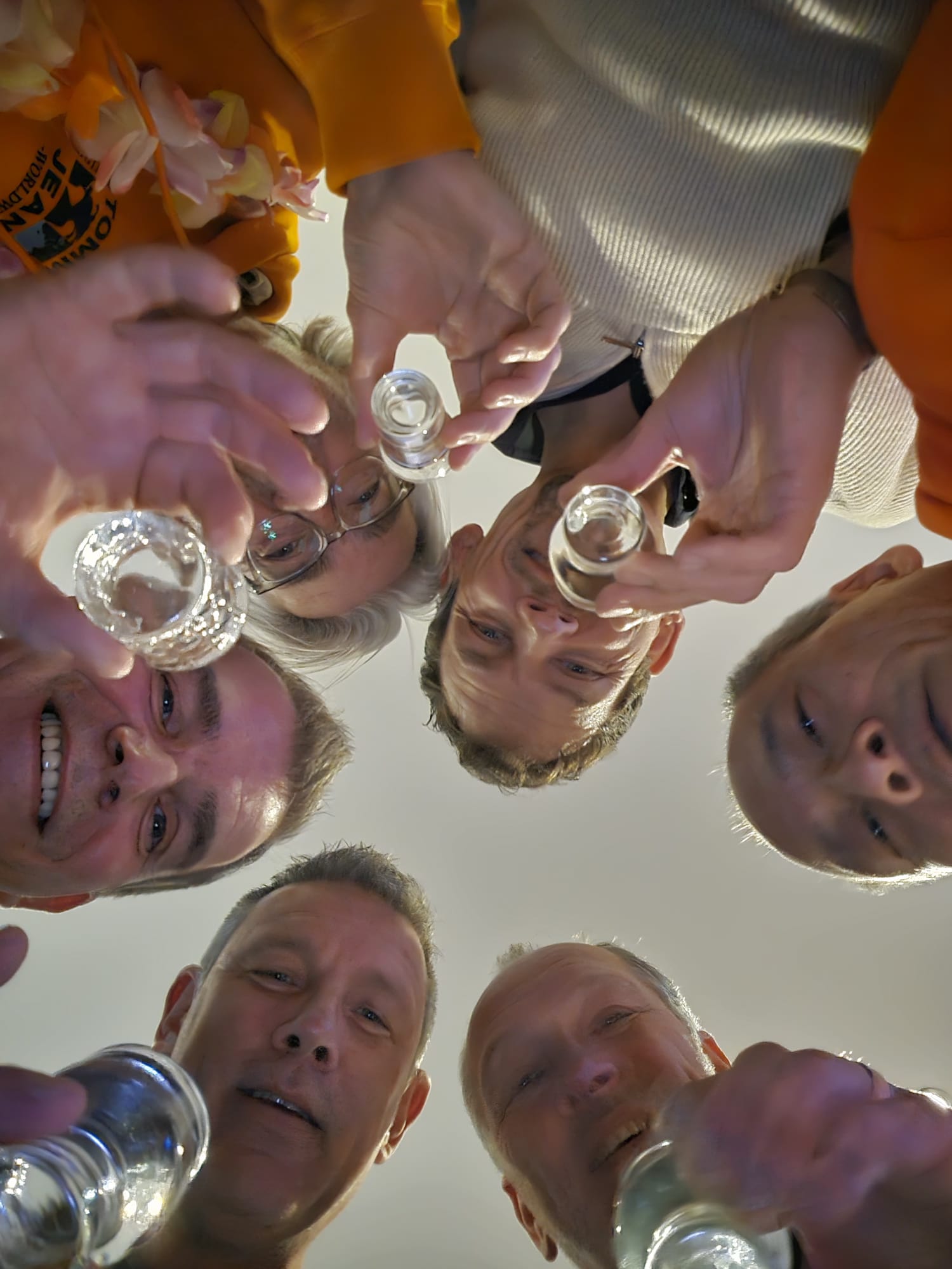 Gladjes avond in Nispen 🍻

Een avond zoals altijd… samen, lachen, verhalen delen en natuurlijk dat ene borrelglaasje Ouzo. Maar deze avond is ook een moment van herinnering.

We staan stil bij Eelco, die ons op 14 mei 2022 is ontvallen. Zijn plek blijft voelbaar, zijn herinneringen leven voort in elk gesprek en elke proost.

Proost Eelco 🥂
Op jou. Zo ben je er voor ons toch altijd bij.