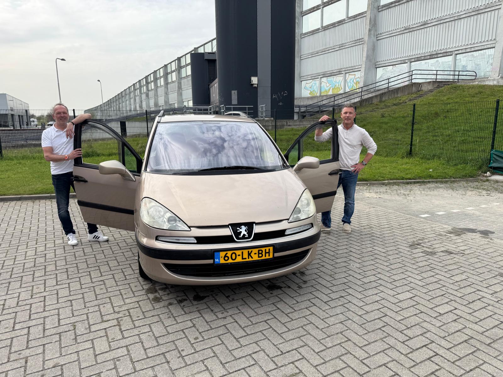 Met een glimlach, een flinke dosis lef en het motto “Leef het leven” in hun achterhoofd, reden ze weg. Op naar stof, gekke wegen, onverwachte momenten en herinneringen die ze nooit meer gaan vergeten tijdens de Carbage Run Moldavië. 🚗💨